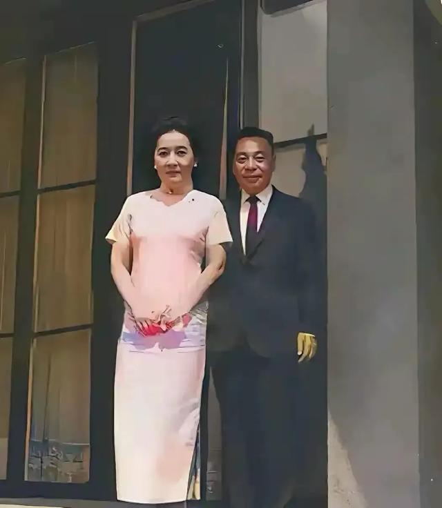 c7娱乐-这才是宋美龄和继子蒋经国的一张真实合影，都是真人的容貌